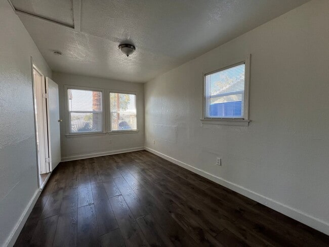 Building Photo - 3 Bedroom 1 bathroom House located near a Schools, Community Park and Public Swimming Pool.