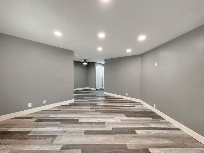 Building Photo - Charming 1BD/1BA Condo in Lakeside W/ Rese...