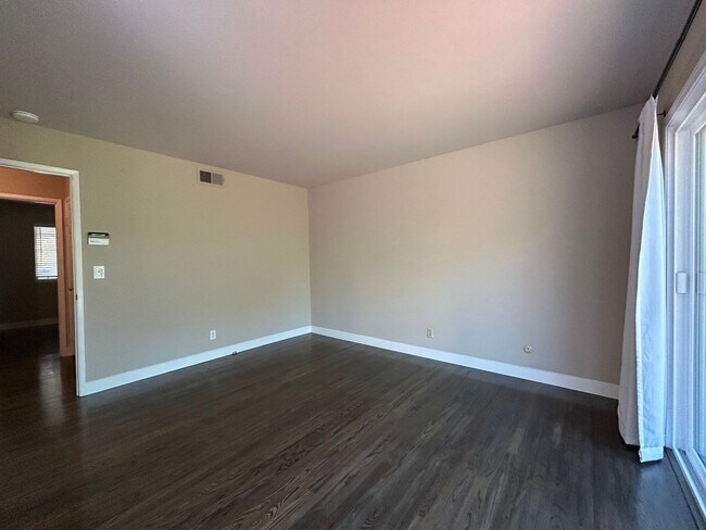 Building Photo - Recently Remodeled Single-Story 3/2 Gem in...