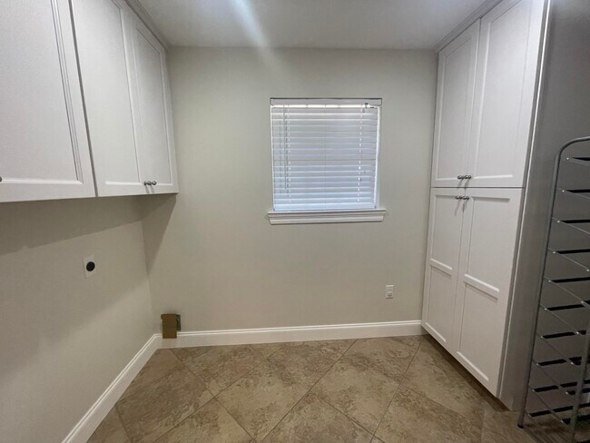 Building Photo - 1624 Oakmont Cir