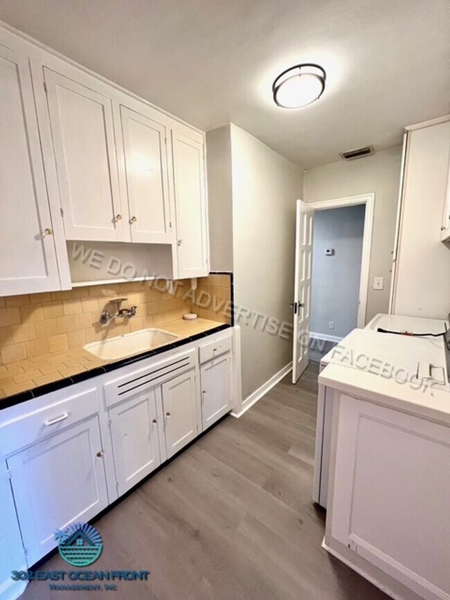 Building Photo - Huge 4 bedroom / 2 bathroom updated home n...