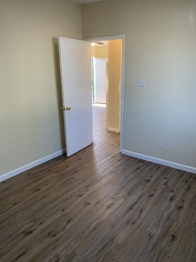 Building Photo - CHARMING 2-BEDROOM APARTMENT WITH NEW LAMI...