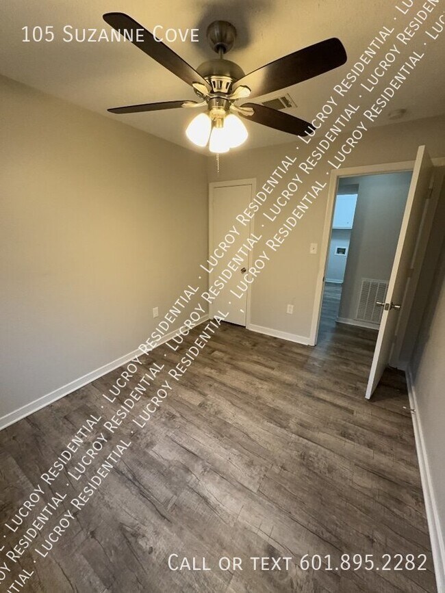Building Photo - Updated 4-Bedroom Duplex with Fireplace in...