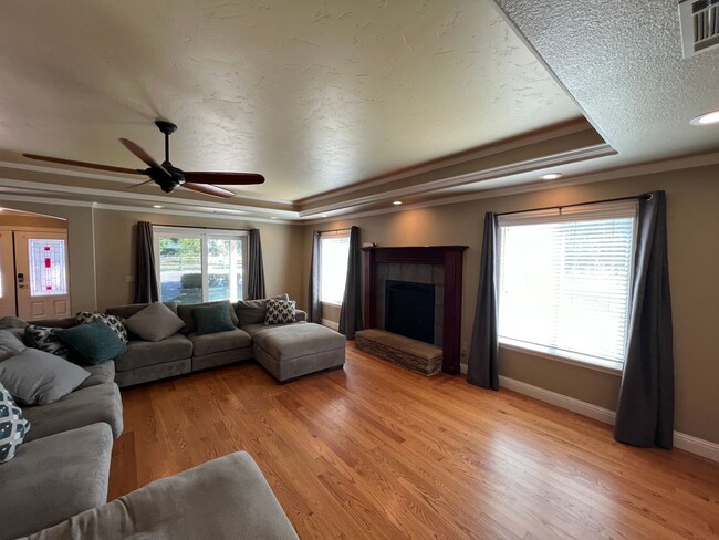 Building Photo - Stunning Country property in Oakdale!