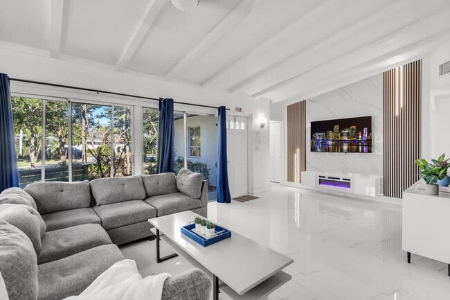 Building Photo - 714 NE 17th Ct