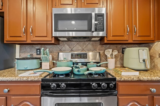 Building Photo - 2003 Pierce Ct