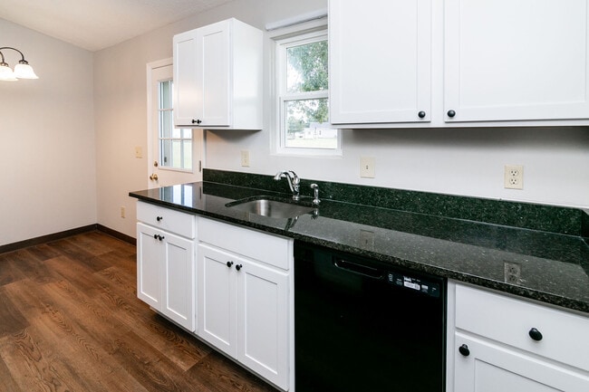 Building Photo - 1207 Middleneck Dr