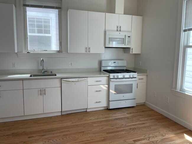 Gas Stove, Dishwasher and Microwave - 1551 Franklin St
