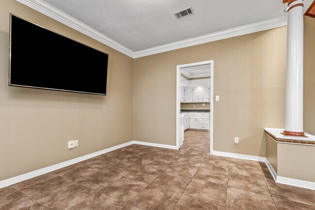 Building Photo - 4/2 Cantonment Property in Kings Road Neighborhood