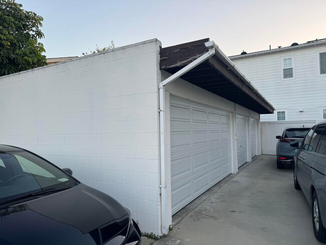 Building Photo - 2422 Huntington Ln