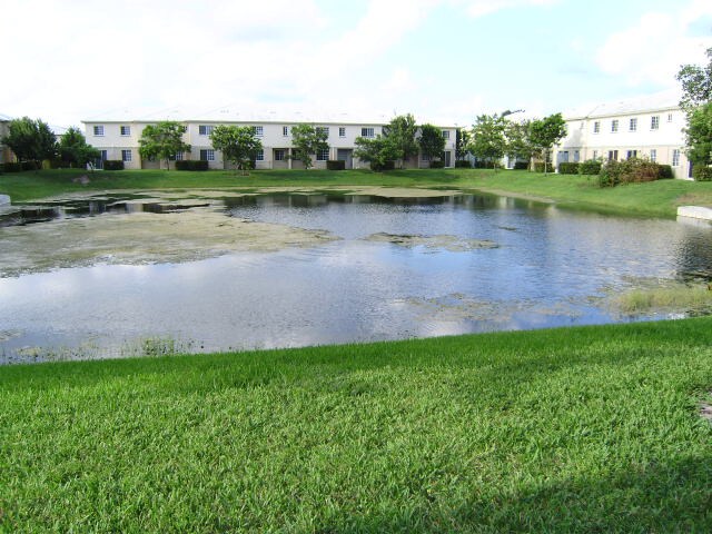 Building Photo - 2026 Nassau Dr