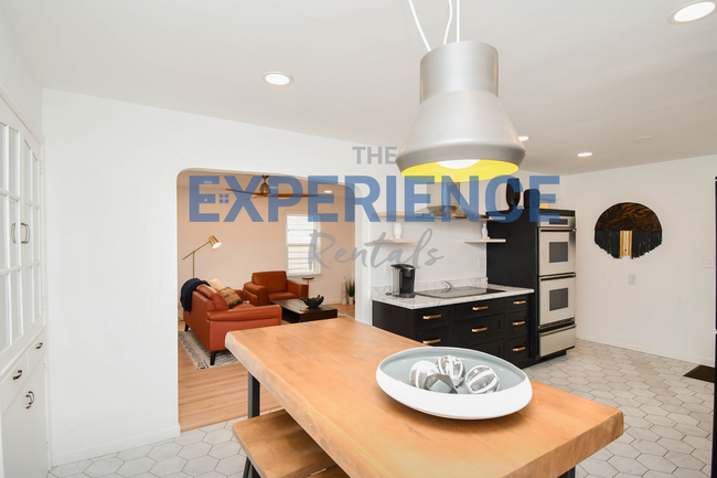 Building Photo - Stylish Furnished Duplex with Modern Finis...