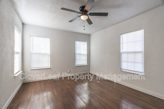 Building Photo - 454 Astor St