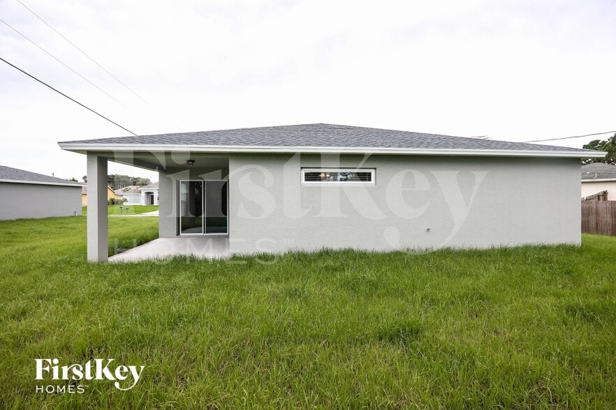 Building Photo - 843 SW Andrew Rd