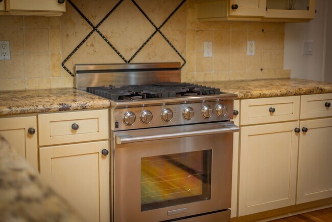 Building Photo - Ojai Terrace Pool Home