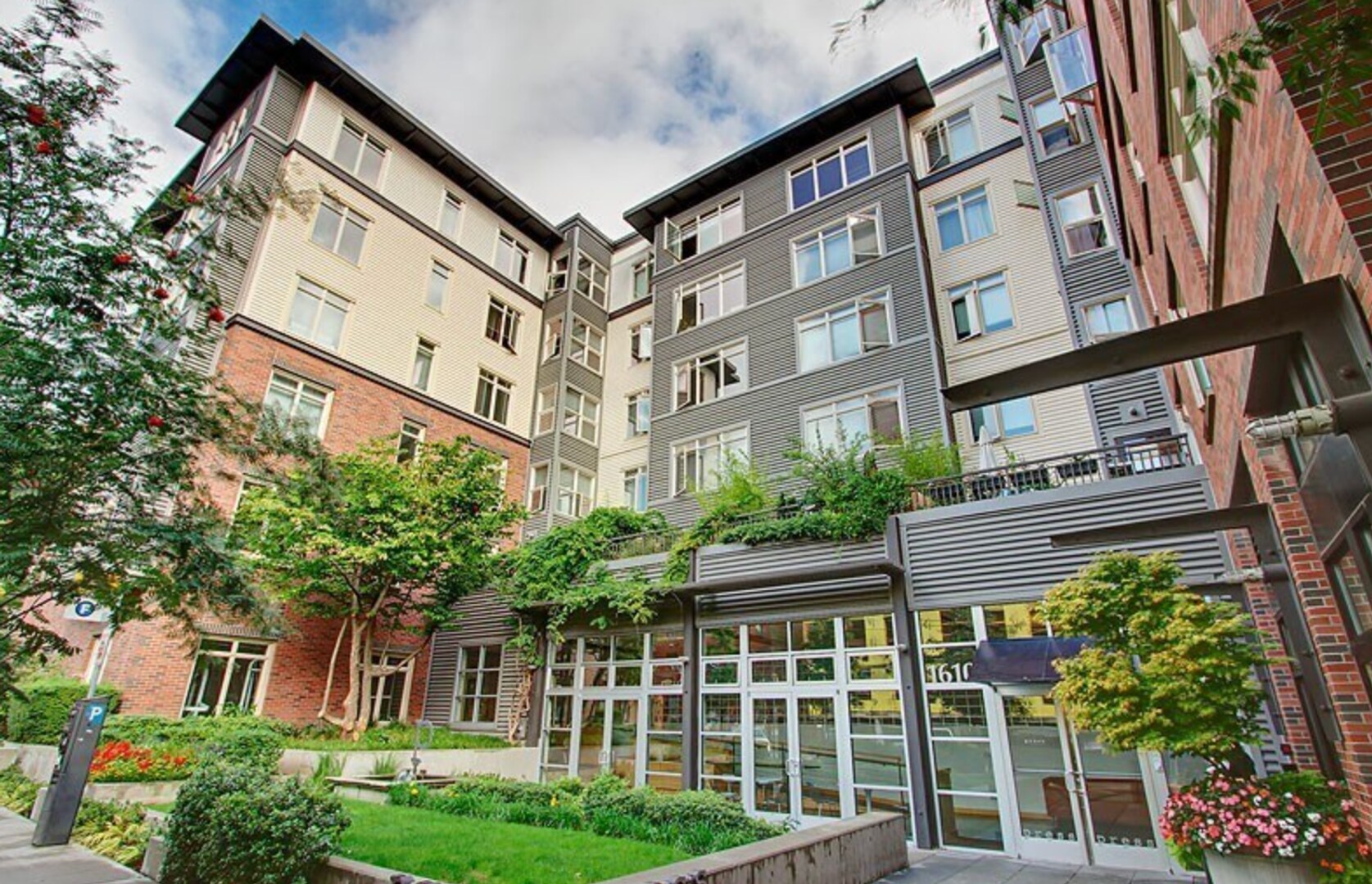 Building Photo - Renovated Studio in Capitol Hill with Rooftop City Views!!!!