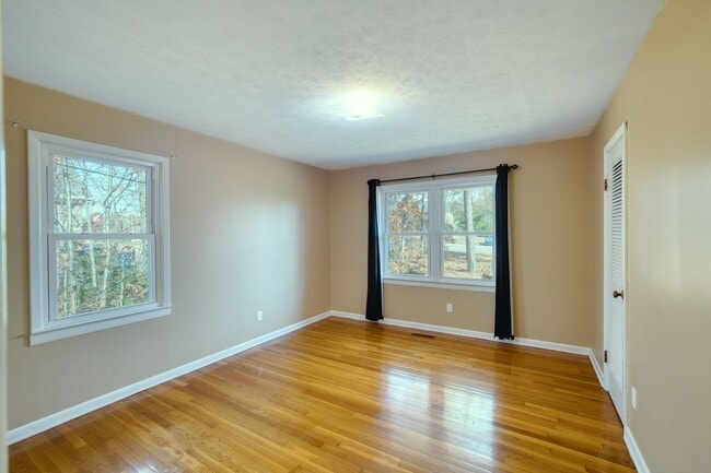 Building Photo - MOVE-IN SPECIAL- $300 OFF FIRST MONTH'S RENT!