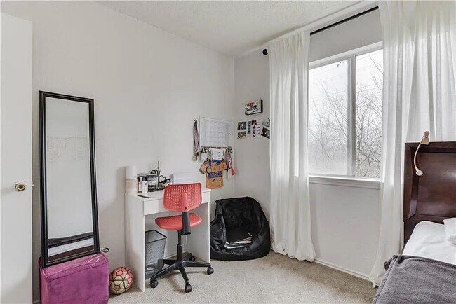 Building Photo - 6900 Hyland Cir