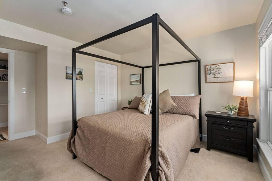 Building Photo - 330 N Howes St