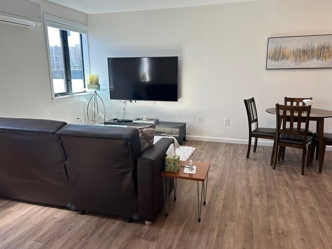 Building Photo - 64 Salem St