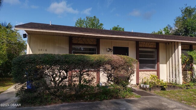 Building Photo - 3016 India Palm Dr