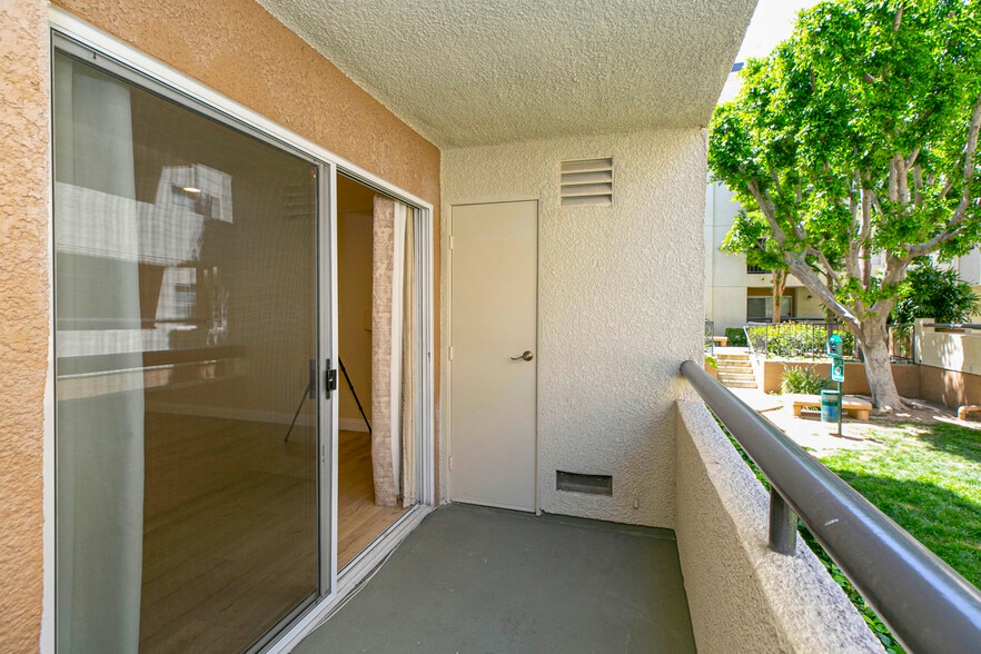 Balcony - 5525 Canoga Ave