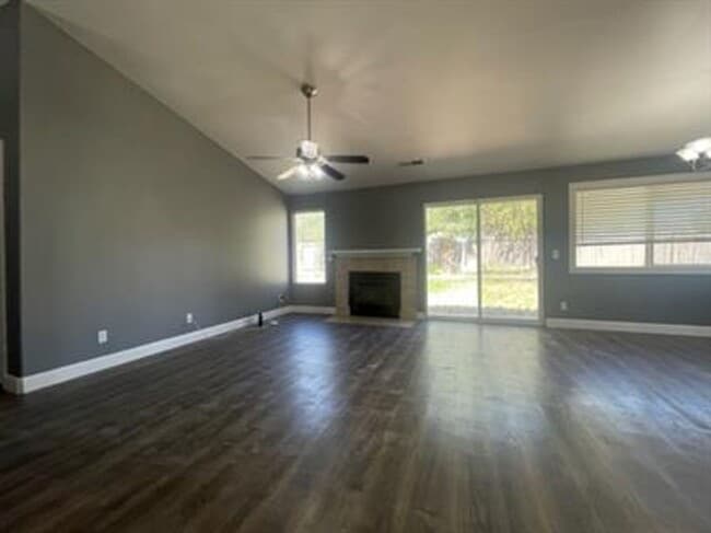 Building Photo - Private home, large lot!