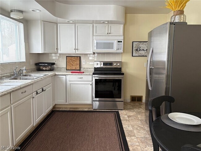 Building Photo - 1550 Chapman Dr