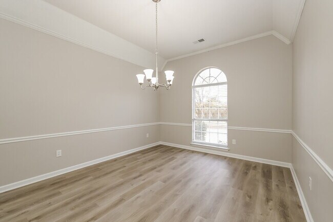 Building Photo - 6150 Woodstock View Dr