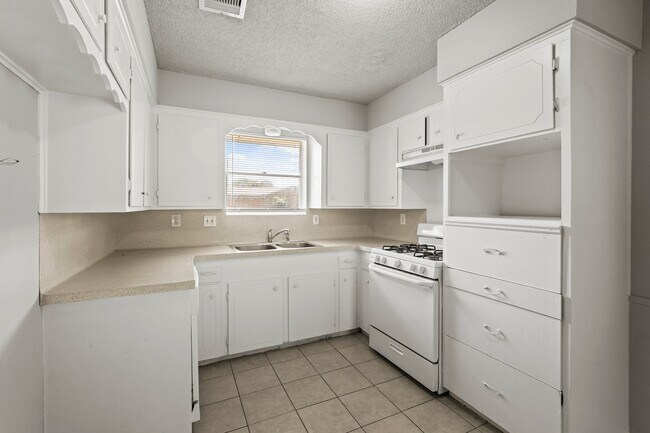 Building Photo - 1802 Mosher Ln