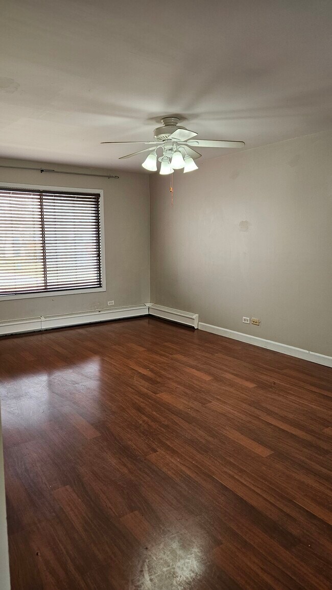 Front foom - 410 Echo Ln