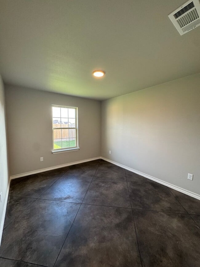 Building Photo - Located in the Glendale area! "Be there 1s...