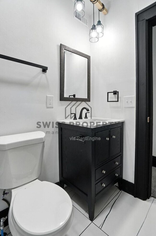 Building Photo - 889 E Livingston Ave