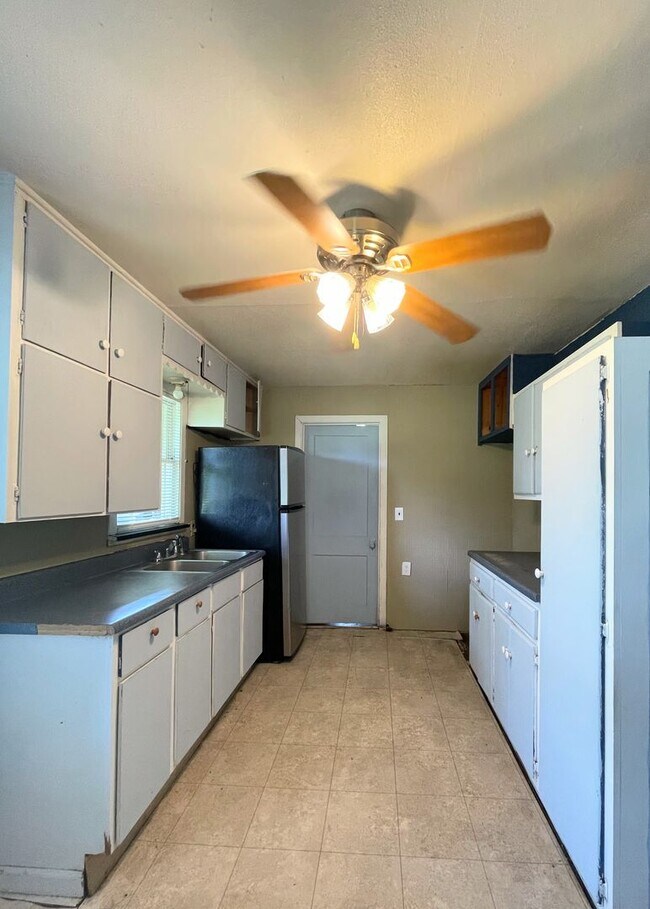 Building Photo - 3 bedroom home