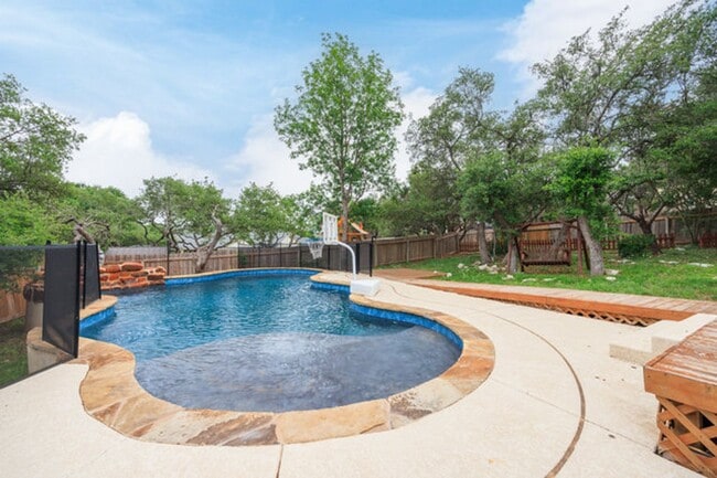 Building Photo - Spacious 2 Story 5 Bedroom , 4 full bathrooms located in Stone Oak!