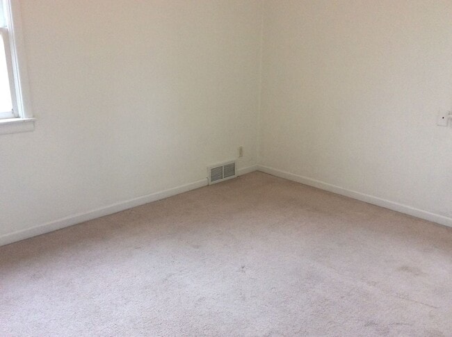 Building Photo - 3 bedroom, 2 bath Single Family house