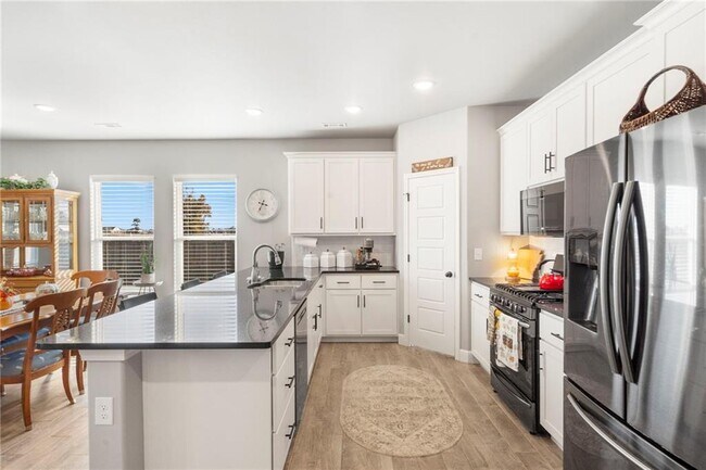 Building Photo - 102 Manfield Ave