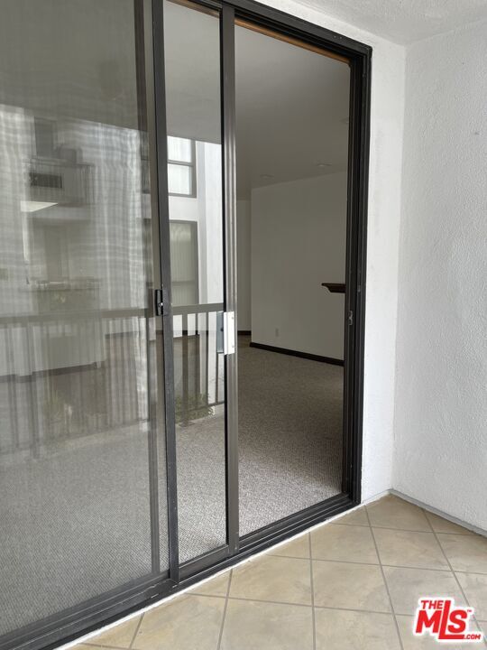 Building Photo - 906 N Doheny Dr