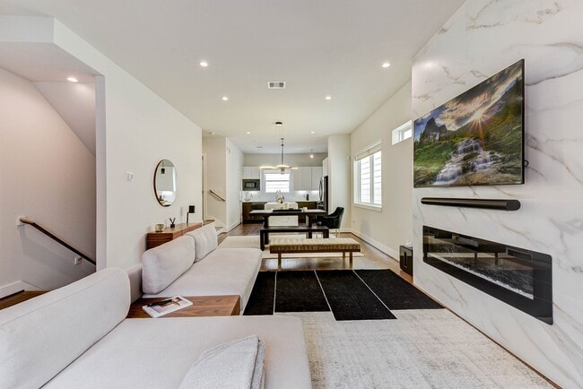 Building Photo - 5857 Dolores St