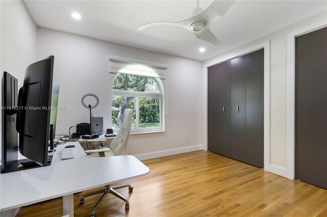 Building Photo - 8941 SW 65th Ct