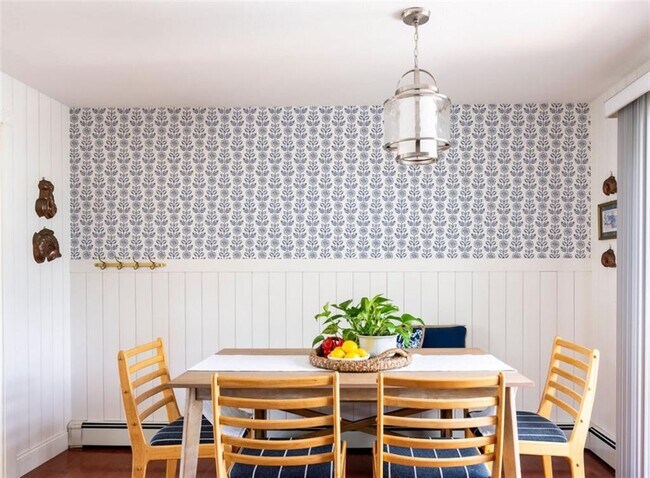 Building Photo - 11 N Hillview Dr