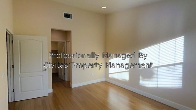 Building Photo - Newer 2/2 Townhome - Bonus Room Pool and More