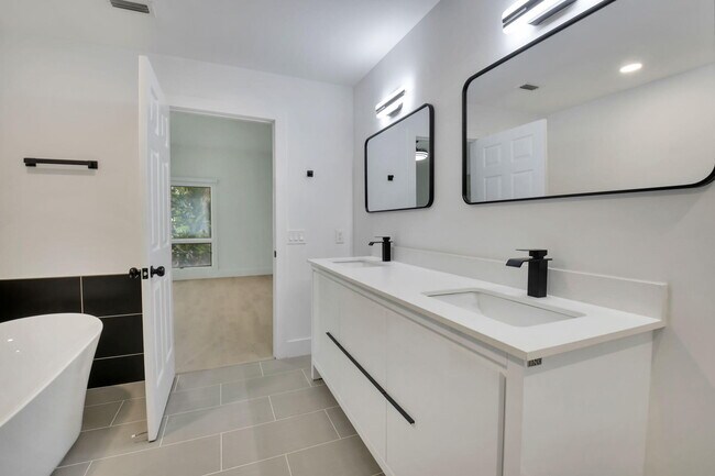 Building Photo - 7884 Seville Pl