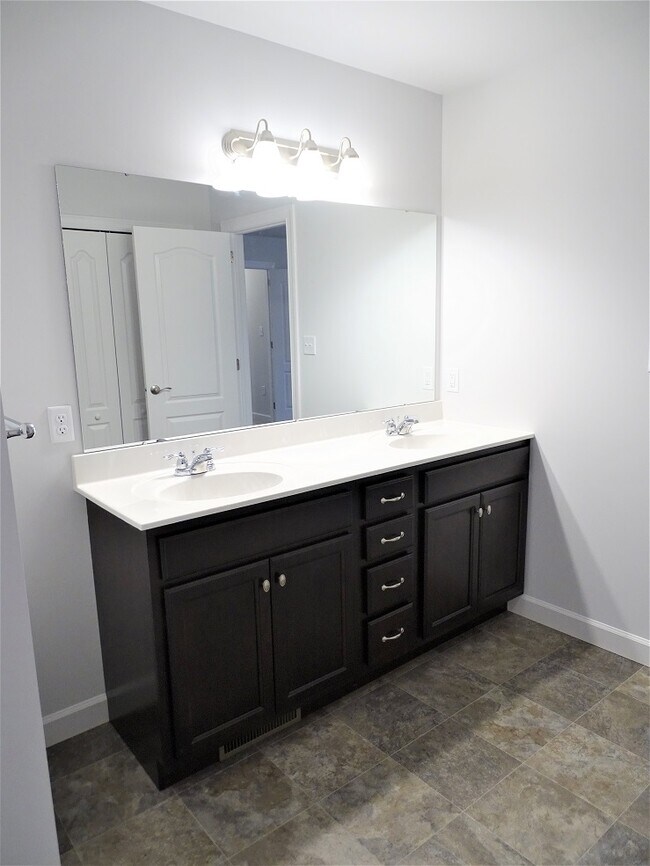 Building Photo - 1405 Fieldstone Dr