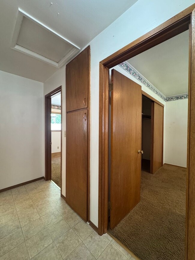 Building Photo - Spacious Home Near Hospital