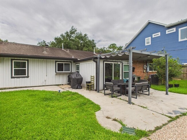 Building Photo - 9202 Bintliff Dr