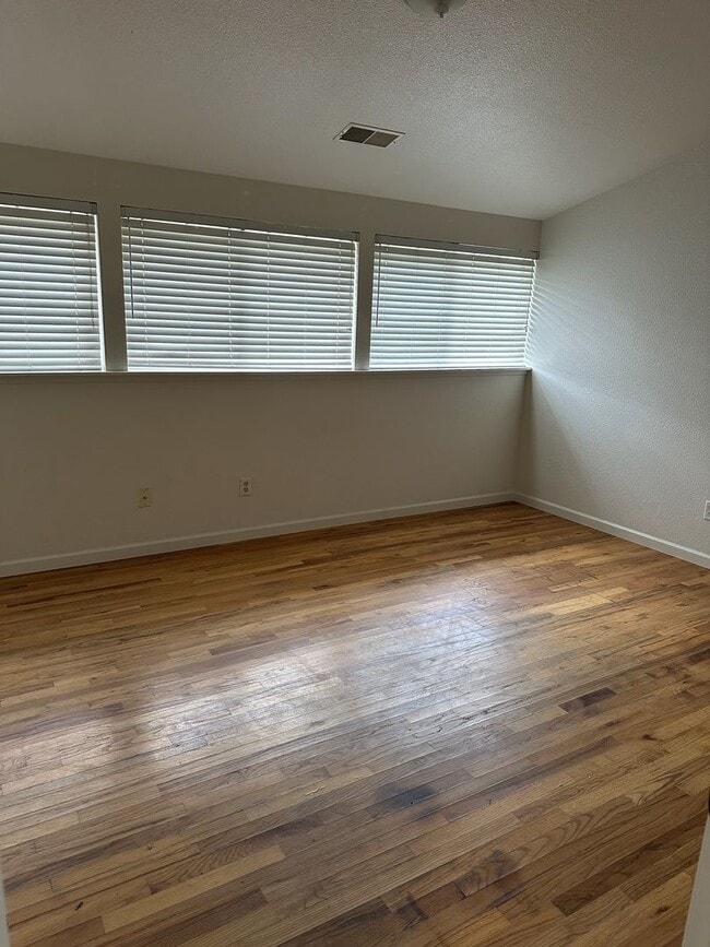 Building Photo - 4 Bed 1.5 Bath House