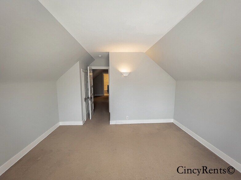 Building Photo - 2642 Madison Rd