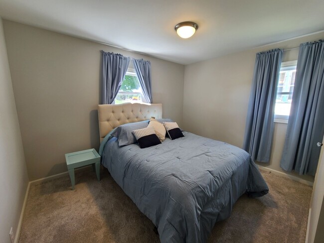 Building Photo - Newly Renovated Two Bedroom One Bath With ...