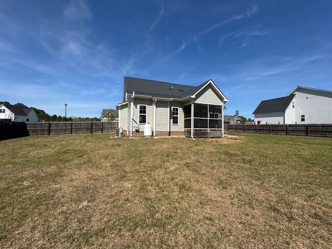 Building Photo - Like New and Move-in Ready!!